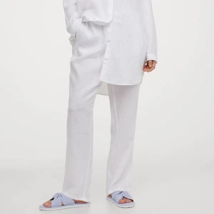 Linnebyxor - Vita linnebyxor från hm home, helt nya med lapparna kvar. Är 173 och de går ner till fötterna på mig. Säljer då de va lite för stora för mig som vanligtvis är en xs. Köparen står för frakt ;) (va tvungen att ta bort min förra annons då de inte gick att svara på meddelandena)