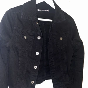 Svart jeans jacka st S - Svart jeans jacka knappt använd st S 