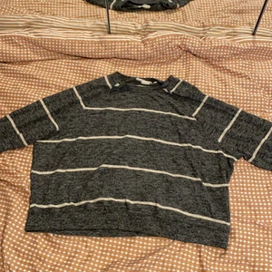 Svart och vit tröja  - En svart och vit tröja som är lätt och sitter inte tajt. Betala med Swish 