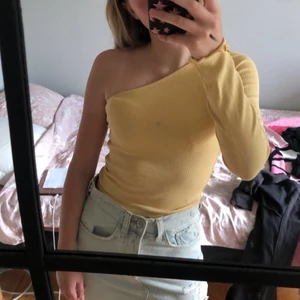 Jätte söt gultopp - Säljer nu den här söta gula toppen som är knappast använd, köpt på Gina tricot💗 kom privat om du har frågor!