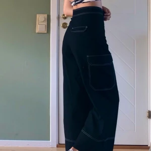 svarta vida byxor  - svarta byxor med vita sömmar från monki som inte kommer till användning! kontakta om du vill ha fler bilder :) 100 + frakt