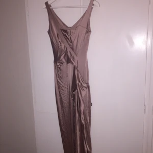 Klänning Karen Millen - En rosa klänning i storlek 36 av Karen Millen