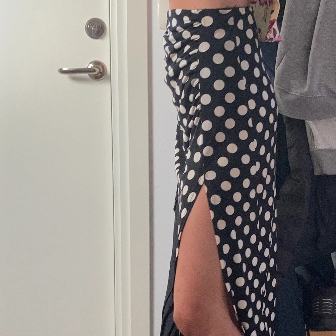 Prickig somrig kjol med slits  - 91