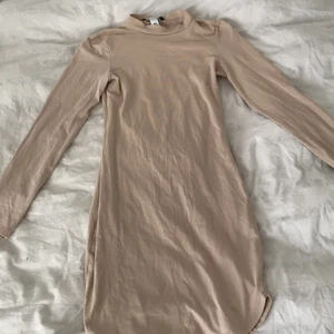 Strl xs - Denna fina klänning är ca 4 månader gammal och har använt den ett par gånger men nu ligger den bara i min garderob utan användning. De är en fin beige färg och sitter sjukt fint på❣️
