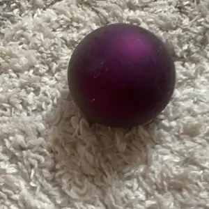 En splat ball (vet ej om det stavas så) i lila med glitter,  25 kr plus  15kr frakt för denna