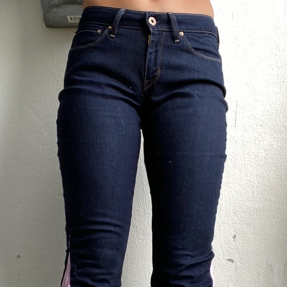 Lågmidjade jeans med rosa detalj. Jeans & Byxor.
