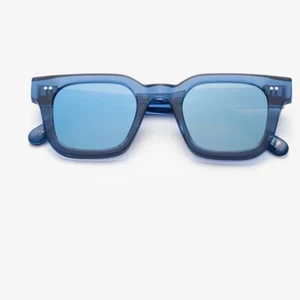 Chimi 004 - Säljer dessa chimi glasögon i modellen 004. Färgen är acia och dom har spegelglas! Dom är i precis nyskick då dom endast är använda 2 gånger! Dom är verkligen sjukt snygga men det har bara inte blivit att dom kommit till användning tyvärr..... Köpta för 1200 kronor 💙💙💙💙