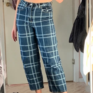 Rutiga jeans M - Starka och bra storlek M. Bara användna i några månader innan dom blev för korta än vad jag gillar då jag är 170cm. Annars som helt nya! 