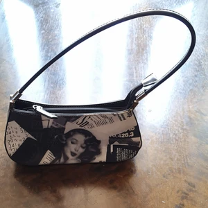 Super fin banquet väska  - Säljer en söt unik banquet väska som är användade en gång och passar till allt. Finns fler bilder 