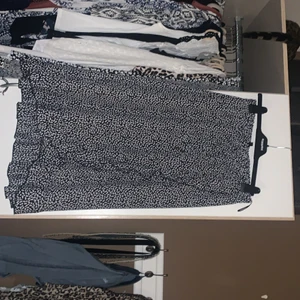 Kjol medium  - Fin lång kjol blå vit medium 