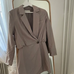 Kavajklänning Nelly.com - Strl 36, knappt använd! 