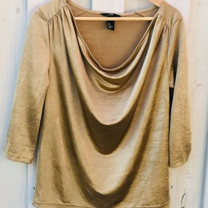 H&M, top - Festlig top i guld. Använd en gång.