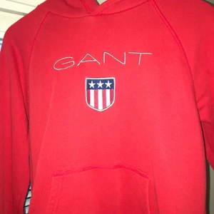 Gant hoddie - Äkta unisex gant hoddie säljs i nyskick, endast använd ett fåtal gånger. Den är i storlek s men passar även xs och m. Just nu säljs den för 350kr men priset kan diskuteras. Kunden står för frakten om man inte kan mötas upp i Göteborg 🌸