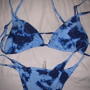 Bikini - Bikini ifrån shein strl L, endast provad! Underdelen har tyvärr inte kvar trosskyddet då jag tänkte att jag skulle behålla dom, men de är endast provade med skydd på!💕 säljer då överdelen var för liten för mig 💔 frakt tillkommer!