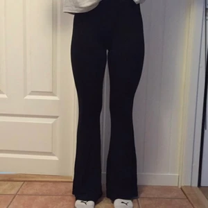 Bootcut byxor - Från gina i storlek xs💛💓⚡️Säljer pga att dom blivit för små! Börja buda vid 50kr