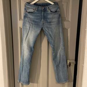 (Pris kan diskuteras) 501 levis jeans i superbra skick! Använda en gång efter köp i en levisbutik. Tyvärr inte kommit till användning. W31 L32