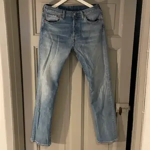(Pris kan diskuteras) 501 levis jeans i superbra skick! Använda en gång efter köp i en levisbutik. Tyvärr inte kommit till användning. W31 L32