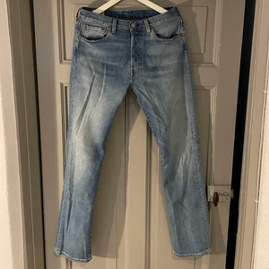 Levis jeans - (Pris kan diskuteras) 501 levis jeans i superbra skick! Använda en gång efter köp i en levisbutik. Tyvärr inte kommit till användning. W31 L32