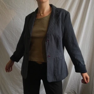 Randig kavaj - Pinstripe randig kavaj 💚 går att både klä upp och ner och den passar till mycket då den är grå/svart/blå 💞 står storlek 3 och passar mig som är storlek S!