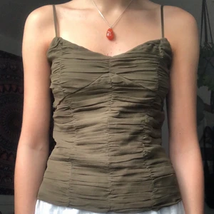 Grönt linne - Så otroligt fint linne i mesh liknande material! Har en dragkedja på sidan (se bild 3)