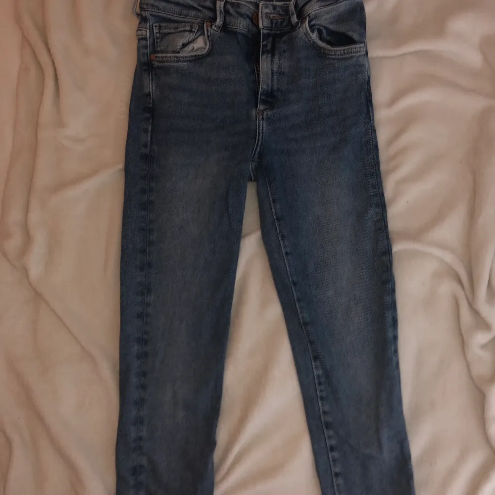 Jeans från BikBok. Nyskick. Stl S. Små i storleken . Jeans & Byxor.