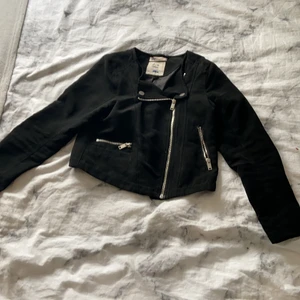 Skinnjacka  - En svart skinnjacka säljer för att jag inte använder den mer 