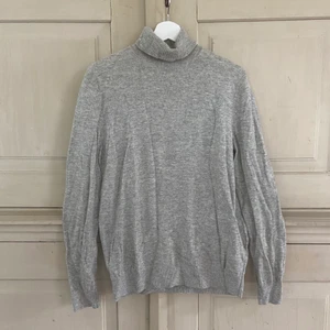 Finstickad polotröja ull COS - Gråmelerad finstickad polotröja från cos, storlek S. Använd men inga skavanker. 75% wool, 25% yak hair. Möts i Stockholm eller fraktar mot tilläggskostnad.