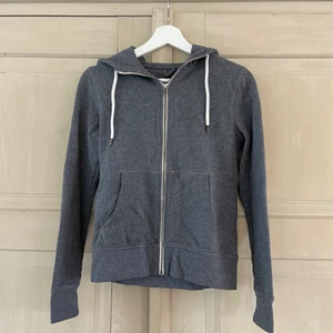 Mörkgrå zip-up, 34 - Mörkgrå zip-up från race marine storlek 34. Jättefint skick och inga skavanker. Möts i Stockholm eller fraktar mot tilläggskostnad.