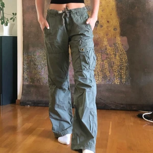 Cargo pants - Ett par skit snygga cargopants från HM, de står att de är i stl 170, passar bra på mig med stl XS. I väldigt fint skick!