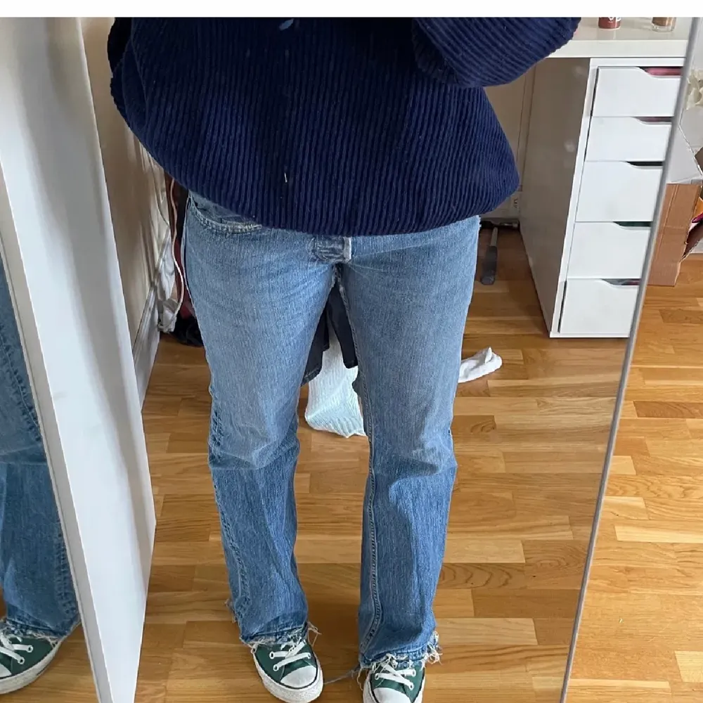 Söker dessa levis jeans i storlek 32/Xs!Hör gärna av dig till mig om du vet någon som säljer dessa❤️❤️❤️. Jeans & Byxor.