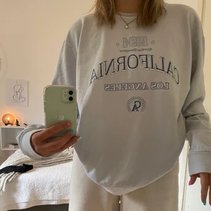 Sweatshirt  - Säljer en av mina finaste sweatshirts från boohoo då den aldrig kommer till användning, fint skick och är i storlek M, blålila färg 🦋💖🌤😝 