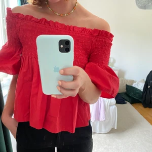 Röd volang blus  - Fin röd blus med volanger som jag säljer pga kommer aldrig till användning. Köpt på Bikbok st xs. Pris 100kr (köparen står för frakt)