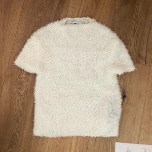 Zara vit tröja - Vit tröja från Zara i superfint material☺️ Den är inte så genomskinlig men om man har en stark färg under syns det😇  Använt en gång🤓