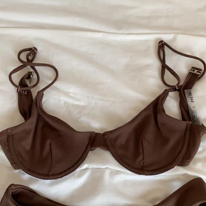 Brun snygg bikini 🤎 - Jättefin ny och trendig bikini🤎🤎Den perfekta bruna färgen🤍Oanvänd! Storlek S/M🤎Frakt tillkommer, pris kan diskuteras