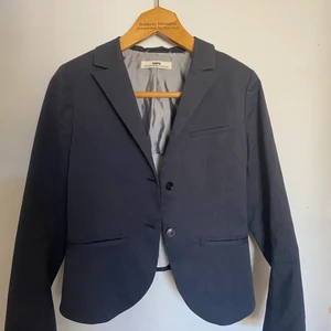 Grå Kavaj, Hope , Strl 34  - Superfin grå kavaj från märket Hope. Nästan oanvänd. Vill du frakta med exempelvis PostNord blå påse istället är det självklart möjligt!