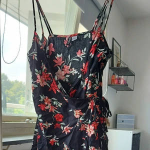 Sommarklänning - Sommarklänning från hm. Knyter den I sidan. Går till mitten på låret på mig som är 163. Använda enstaka gång. Storlek 36