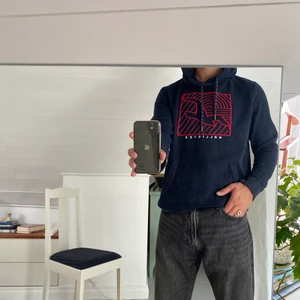 Hollister Hoodie - En snygg blå Hollister hoodie i bra skick. Modellen är 183 cm🔥 skriv om du har frågor!