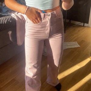 Jeans storlek 34 - Ett par ljus rosa/ljus lila jeans från bik bok. Dom är helt nya endast testade. Dom är i storlek 34. Säljer dom för att dom är lite långa för mig som är 160. ❤️