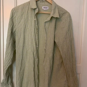 Skjorta från weekday - En skön skjorta från weekday, ganska tunt och skönt material