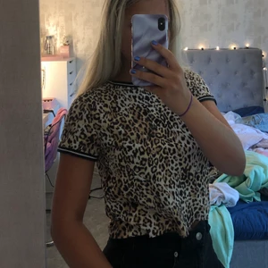 T shirt med leopardmönster - Säljer en t shirt med leopardmönster från new yorker🥰 