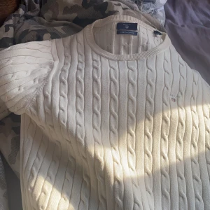 Gant  - Gant tröja som är sååå skön men används aldrig av mig. Storlek XL men har krympt den i tvätten så den passar mig som är en XS (jättestretchigt material så den anpassar sig)  