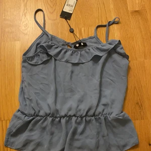 Blå topp från Bikbok strl S - Blå jättegullig topp från Bikbok i storlek S. Aldrig använd och etiketten finns kvar. 