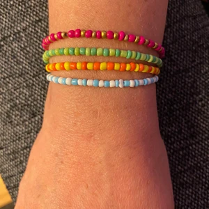 Populära armband🦋 - Era storlekar så ta mått mår ni beställer, kommer från  lh_jewellry på som ni hittar på insta. 😋 välj ett av dom här armbanden, frakt tillkommer 