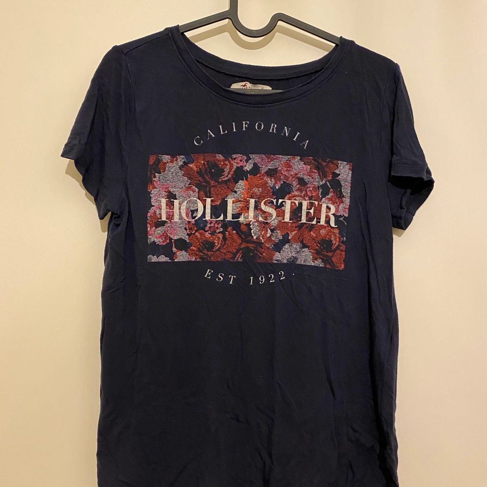 En av mina favorittröjor från Hollister, som är i fint skick trots att den använts flitigt. Tröjan är i storlek S och tyget är stretchigt. 60:- plus frakt. Kan mötas upp i Trelleborg, Malmö, Vellinge och Höllviken! ❤️. T-shirts.