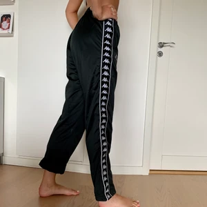 Kappa trackpants Large - Svarta träningsbyxor från Kappa. Köpta för 599kr 💕