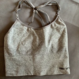 Betterbodies-top storlek S  - Snygg träningstopp från better Bodies i nästan nyskick! Den är mörkare grå än den ser ut på bilden