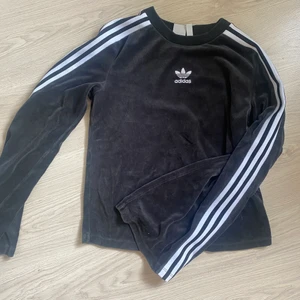 Adidas velvet tröja - En tröja från Adidas i ”velvet” material med ballongärmar, mycket bra skick! köparen står för frakten