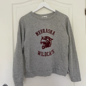 Cubus tröja - Fin tröja med coolt tryck från Cubus. Det står strl M, men skulle absolut säga att den är S/XS. Pris = 130kr (frakt ingår) 🤍🐅 