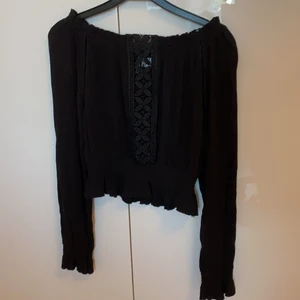 Svart broderad Boho topp från HM - Svart broderad boho topp från HM. Storlek 36. Använd fåtal gånger och i bra skick