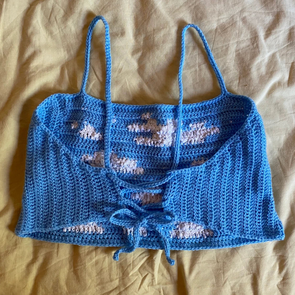 Virkad topp Blå himmel med moln - 91